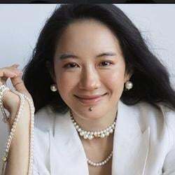客服小何 (Customer Service Xiao He) Logo